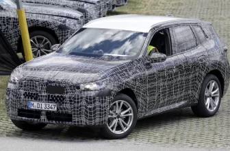 2024 BMW X3 mit gebogenem Display gesichtet,