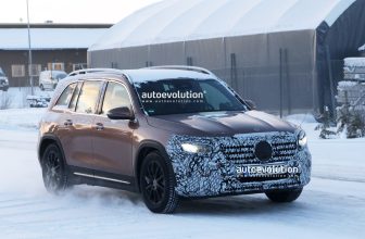 Facelift 2024 Mercedes-Benz GLB in Roségold mit Winterrädern gesichtet
