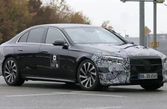 Mercedes E-Klasse 2023 mit Hyperscreen-Infotainment-Technologie