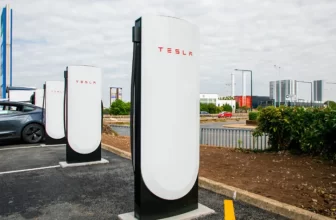 Neuer V4 Tesla Supercharger für alle Elektroautos vorgestellt