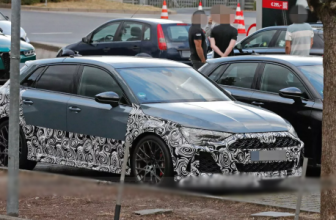 2025 Audi RS3 Sportback neben dem aktuellen Modell gesichtet
