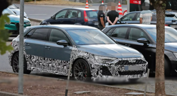 2025 Audi RS3 Sportback neben dem aktuellen Modell gesichtet