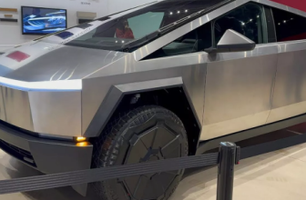 Tesla beginnt mit der Präsentation des Cybertrucks in Ausstellungsräumen