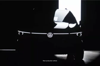 VW Golf 2025 zeigt seine LEDs und das beleuchtete Emblem