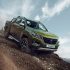 Massive Betonplatte fällt aus dem neunten Stock und vernichtet den Nissan X-Trail