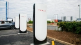 Neuer V4 Tesla Supercharger für alle Elektroautos vorgestellt